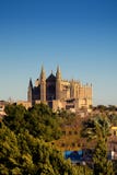 Palma de Mallorca/Majorca - gotisk domkyrka från ett avstånd royaltyfria bilder Palma de Mallorca/Majorca - gotisk domkyrka från ett avstånd royaltyfria bilder