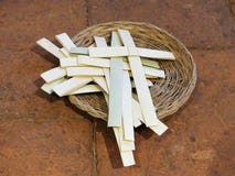Palme kreuzt in einem Weidenkorb f?r die Gelegenheit von Palmsonntag stockfotos Palme kreuzt in einem Weidenkorb f?r die Gelegenheit von Palmsonntag stockfotos