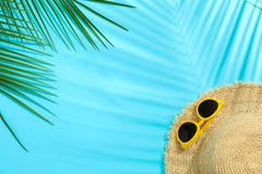 Palmettes, chapeau de paille et lunettes de soleil sur le fond de couleur, l'espace pour le texte photos libres de droits Palmettes, chapeau de paille et lunettes de soleil sur le fond de couleur, l'espace pour le texte photos libres de droits