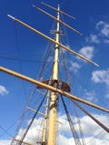 Palo de la nave contra el cielo imagenes de archivo Palo de la nave contra el cielo imagenes de archivo