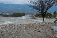 Palu kollapsade den mest iconic bron efter tsunamislag på 28 September 2018 royaltyfria foton Palu kollapsade den mest iconic bron efter tsunamislag på 28 September 2018 royaltyfria foton