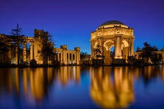 Palácio das belas artes na noite imagens de stock Palácio das belas artes na noite imagens de stock
