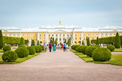 Palácio de Peterhof em St Petersburg, Rússia imagens de stock Palácio de Peterhof em St Petersburg, Rússia imagens de stock