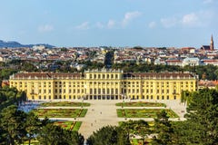 Palácio de Schonbrunn em Viena, Áustria, de vista completa fotografia de stock Palácio de Schonbrunn em Viena, Áustria, de vista completa fotografia de stock