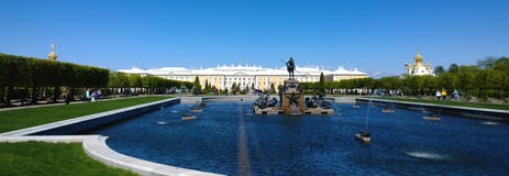 Palácio em Peterhof A vista do parque superior No primeiro plano uma lagoa com fontes pequenas imagem de stock Palácio em Peterhof A vista do parque superior No primeiro plano uma lagoa com fontes pequenas imagem de stock