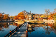 Palácio Hyangwonjeong de Gyeongbokgung com o bordo do outono em Seoul, Coreia fotografia de stock royalty free Palácio Hyangwonjeong de Gyeongbokgung com o bordo do outono em Seoul, Coreia fotografia de stock royalty free