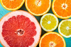 Pamplemousses, oranges et citron coupés en tranches Image stock Pamplemousses, oranges et citron coupés en tranches Image stock