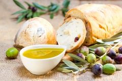 Pan de Ciabatta con aceite de oliva. foto de archivo Pan de Ciabatta con aceite de oliva. foto de archivo