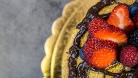 Pan di Spagna, cioccolato sulle fragole superiori e succose, primo piano immagine stock Pan di Spagna, cioccolato sulle fragole superiori e succose, primo piano immagine stock