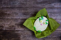 Pan di zenzero dipinto a mano rotondo su fondo di legno Gufo bianco Disposizione piana Copi lo spazio Dessert dolce come regalo p fotografia stock Pan di zenzero dipinto a mano rotondo su fondo di legno Gufo bianco Disposizione piana Copi lo spazio Dessert dolce come regalo p fotografia stock