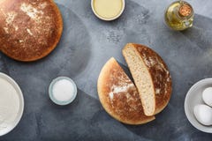 Pan e ingredientes recientemente cocidos para los productos de la panader?a imagen de archivo libre de regalías Pan e ingredientes recientemente cocidos para los productos de la panader?a imagen de archivo libre de regalías
