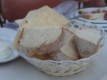 Pan sardo tradicional servido en una cesta imágenes de archivo libres de regalías Pan sardo tradicional servido en una cesta imágenes de archivo libres de regalías