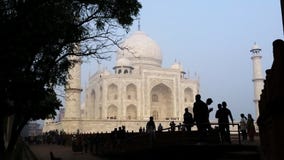 Pan van toeristen in Taj Mahal, Agra, Uttar Pradesh, India wordt geschoten dat stock footage Pan van toeristen in Taj Mahal, Agra, Uttar Pradesh, India wordt geschoten dat stock footage