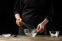 Panadero que prepara la pasta de levadura, en un fondo oscuro Preparación del concepto y de la pasta de la panadería fotos de archivo Panadero que prepara la pasta de levadura, en un fondo oscuro Preparación del concepto y de la pasta de la panadería fotos de archivo