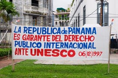 PANAMA-STADT, PANAMA - 20. APRIL 2018: Sehen Sie Aufgabenzeichen vor Gebäuden von Casco Viejo Beschwerde von Rechten zu an stockfotos PANAMA-STADT, PANAMA - 20. APRIL 2018: Sehen Sie Aufgabenzeichen vor Gebäuden von Casco Viejo Beschwerde von Rechten zu an stockfotos