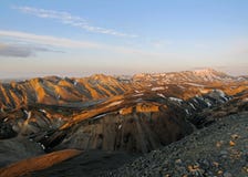 Panarama von populärem der meiste touristische entferntbestimmungsort Landmannalaugar bei Sonnenuntergang von Blahnukur, Hochländ lizenzfreie stockfotos Panarama von populärem der meiste touristische entferntbestimmungsort Landmannalaugar bei Sonnenuntergang von Blahnukur, Hochländ lizenzfreie stockfotos