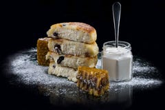 Pancake del formaggio con uva passa fotografie stock libere da diritti Pancake del formaggio con uva passa fotografie stock libere da diritti