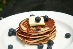 Pancake del mirtillo per la prima colazione immagini stock libere da diritti Pancake del mirtillo per la prima colazione immagini stock libere da diritti