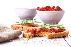 Pane con i pomodori e le erbe secchi fotografia stock Pane con i pomodori e le erbe secchi fotografia stock