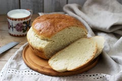 Pane di lievito casalingo fresco del grano su una tovaglia di tela Stile rustico fotografie stock Pane di lievito casalingo fresco del grano su una tovaglia di tela Stile rustico fotografie stock