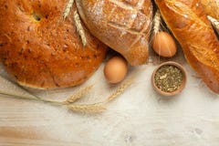 Pane fresco su una tavola di legno con farina e grano, uova e spazio vuoto Cottura di concetto, forno immagine stock libera da diritti Pane fresco su una tavola di legno con farina e grano, uova e spazio vuoto Cottura di concetto, forno immagine stock libera da diritti