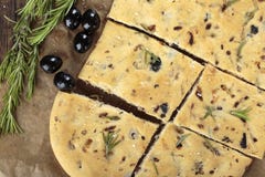 Pane italiano di focaccia con le olive ed i rosmarini fotografia stock libera da diritti Pane italiano di focaccia con le olive ed i rosmarini fotografia stock libera da diritti
