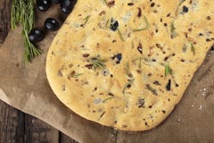 Pane italiano di focaccia con le olive ed i rosmarini immagini stock Pane italiano di focaccia con le olive ed i rosmarini immagini stock