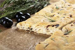 Pane italiano di focaccia con le olive ed i rosmarini fotografia stock Pane italiano di focaccia con le olive ed i rosmarini fotografia stock