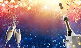 Pane tostato di celebrazione con i fuochi d'artificio e Champagne illustrazione di stock Pane tostato di celebrazione con i fuochi d'artificio e Champagne illustrazione di stock