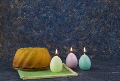 Panettone, ψωμί Πάσχας στο σκοτεινό πίνακα πετρών με τις πράσινες πετσέτες λινού στοκ εικόνες Panettone, ψωμί Πάσχας στο σκοτεινό πίνακα πετρών με τις πράσινες πετσέτες λινού στοκ εικόνες