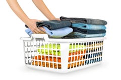 Panier de blanchisserie avec les vêtements pliés images libres de droits Panier de blanchisserie avec les vêtements pliés images libres de droits