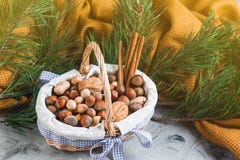 Panier de concept de Noël avec l'automne sain confortable assorti de concept d'écrous d'arachides d'amandes de noisettes de pin d images stock Panier de concept de Noël avec l'automne sain confortable assorti de concept d'écrous d'arachides d'amandes de noisettes de pin d images stock