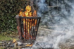Panier de feu sur le fite extérieur photographie stock Panier de feu sur le fite extérieur photographie stock