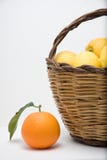 Panier des citrons et d'une orange photo libre de droits Panier des citrons et d'une orange photo libre de droits