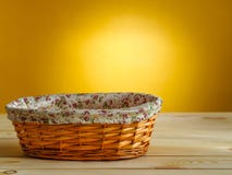 Panier en osier vide sur le fond jaune image libre de droits Panier en osier vide sur le fond jaune image libre de droits