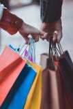 Panieres en las manos masculinas y femeninas Entrega de los bolsos o de los regalos, cierre para arriba foto de archivo libre de regalías Panieres en las manos masculinas y femeninas Entrega de los bolsos o de los regalos, cierre para arriba foto de archivo libre de regalías