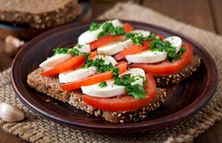 panini-con-la-mozzarella-i-pomodori-ed-il-pane-di-segale-55565068.jpg (248×160)