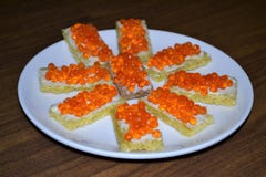 Panini dello spuntino con il caviale rosso immagini stock libere da diritti Panini dello spuntino con il caviale rosso immagini stock libere da diritti