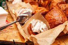 Panini di cannella di recente al forno con le spezie ed il cacao che riempiono sulla carta pergamena immagine stock libera da diritti Panini di cannella di recente al forno con le spezie ed il cacao che riempiono sulla carta pergamena immagine stock libera da diritti
