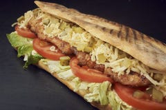 Panini di sottomarino freschi con i sottaceti, il formaggio, i pomodori, il pollo arrostito e la lattuga immagini stock Panini di sottomarino freschi con i sottaceti, il formaggio, i pomodori, il pollo arrostito e la lattuga immagini stock