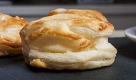 Panino con il materiale da otturazione e il coffe della ricotta Fotografia Stock Libera da Diritti Panino con il materiale da otturazione e il coffe della ricotta Fotografia Stock Libera da Diritti