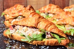Panino del croissant dell'insalata di pollo fotografie stock libere da diritti Panino del croissant dell'insalata di pollo fotografie stock libere da diritti