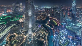 Paniramic horisontsikt av det Dubai centret med gallerian, springbrunnar och Burj Khalifa flyg- natttimelapse lager videofilmer Paniramic horisontsikt av det Dubai centret med gallerian, springbrunnar och Burj Khalifa flyg- natttimelapse lager videofilmer