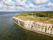 Pank costiero del Panga della scogliera del Panga, riva del nord dell'isola di Saaremaa, vicino a Kuressaare, l'Estonia Scarpata fotografie stock libere da diritti Pank costiero del Panga della scogliera del Panga, riva del nord dell'isola di Saaremaa, vicino a Kuressaare, l'Estonia Scarpata fotografie stock libere da diritti
