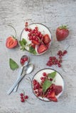 Pannakota-Nachtisch mit Erdbeeren und roten Johannisbeeren auf hölzernem weißem Hintergrund der Weinlese Kopieren Sie Platz stockbilder Pannakota-Nachtisch mit Erdbeeren und roten Johannisbeeren auf hölzernem weißem Hintergrund der Weinlese Kopieren Sie Platz stockbilder