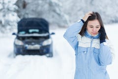 Panne de voiture sur la route d'hiver photos libres de droits Panne de voiture sur la route d'hiver photos libres de droits