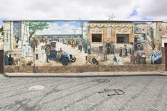 Panneau artistique dépeignant des scènes de la visite de la ville d'Evpa photos stock Panneau artistique dépeignant des scènes de la visite de la ville d'Evpa photos stock