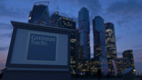 Panneau de signage de rue avec Goldman Sachs Group, inc. logo le soir Gratte-ciel brouillé de district des affaires photos libres de droits Panneau de signage de rue avec Goldman Sachs Group, inc. logo le soir Gratte-ciel brouillé de district des affaires photos libres de droits