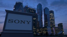 Panneau de signage de rue avec le logo de Sony Corporation le soir Backgroun brouillé de gratte-ciel de district des affaires Image libre de droits Panneau de signage de rue avec le logo de Sony Corporation le soir Backgroun brouillé de gratte-ciel de district des affaires Image libre de droits