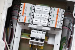 Panneau électrique avec les disjoncteurs automatiques Images libres de droits Panneau électrique avec les disjoncteurs automatiques Images libres de droits